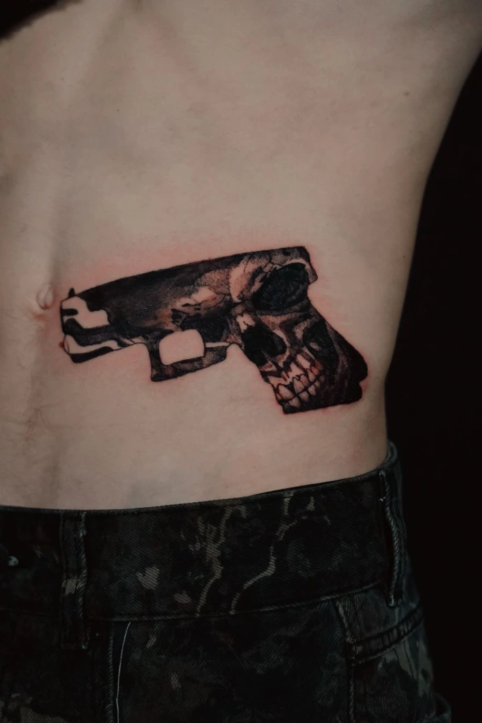 tatouage blackwork pistolet crâne réaliste - BIW INK Avignon
